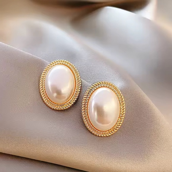Vintage Gold Oval Pearl Earrings – Classic Retro Style Statement Studs